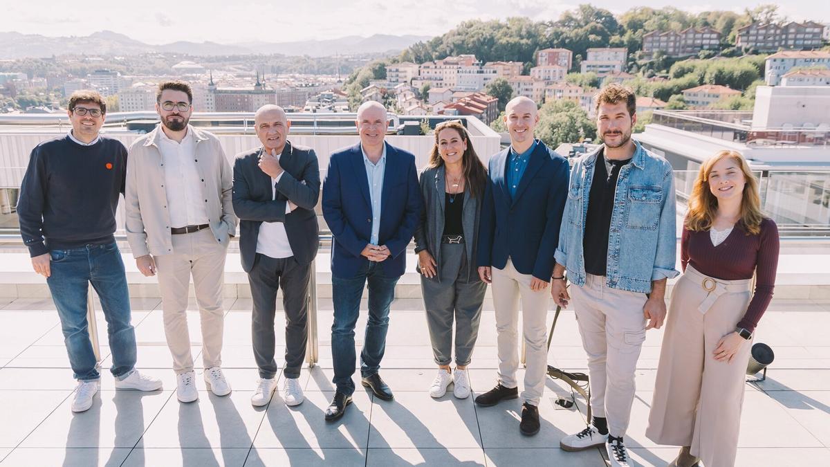 Ibon Iparragirre, José David Ros, José Luis Polo, Patxi Albisu, Isabel de Lope, Xabi Soria, Joseba Inunciaga y Oihana Prado, en la azotea del hotel Catalonia de Donostia donde tuvo lugar el encuentro sobre rehabilitación.