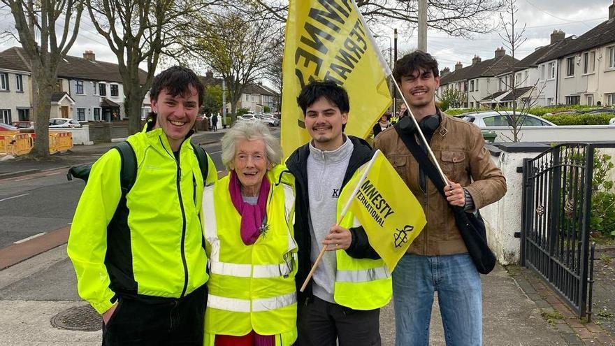 Una irlandesa de 91 años camina 220 kilómetros para protestar contra los vuelos militares de EE.UU.