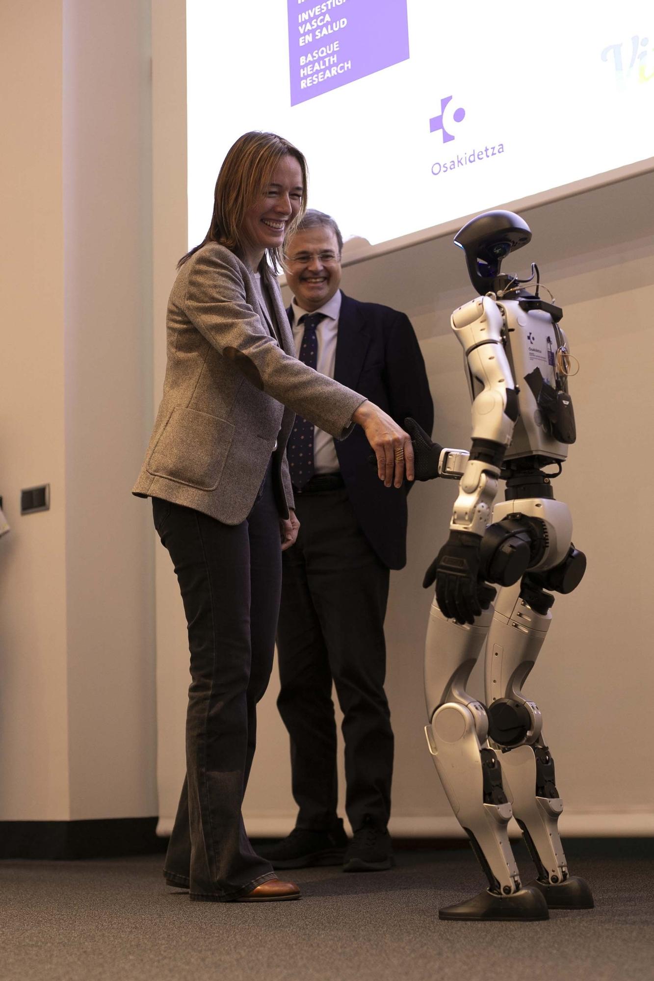 En imágenes: Así es SAAKI, el nuevo robot pediátrico que ayudará a los niños ingresados en el HUA-Txagorritxu