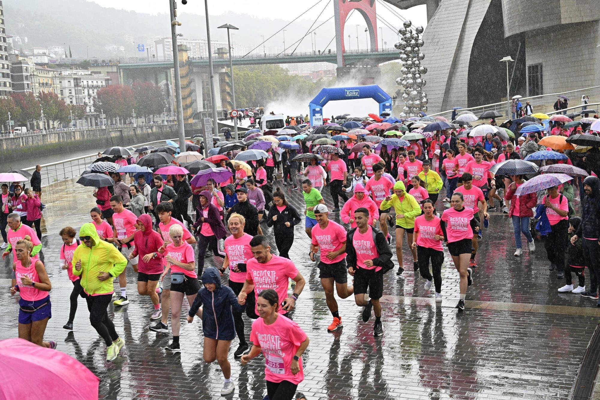 En imágenes: los paraguas tiñen la marea rosa de Bilbao