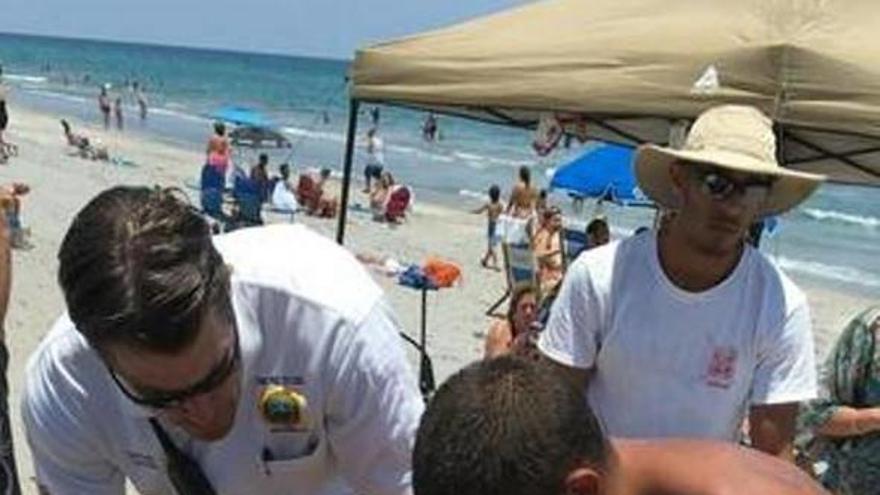 Un tiburón muerde el brazo de una mujer y es trasladada al hospital con el escualo unido al brazo