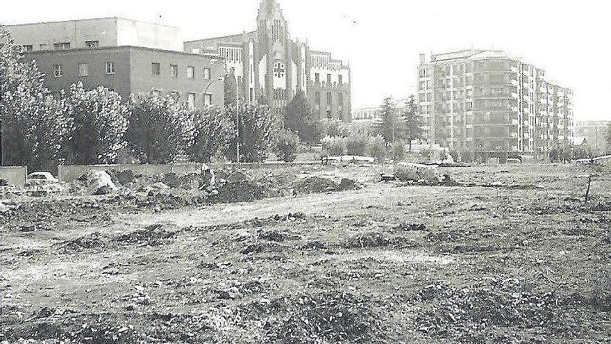 Plaza de los Fueros, en 1973 y hoy en día