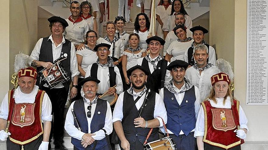Txistularis y concejales, antes de salir al desfile. 