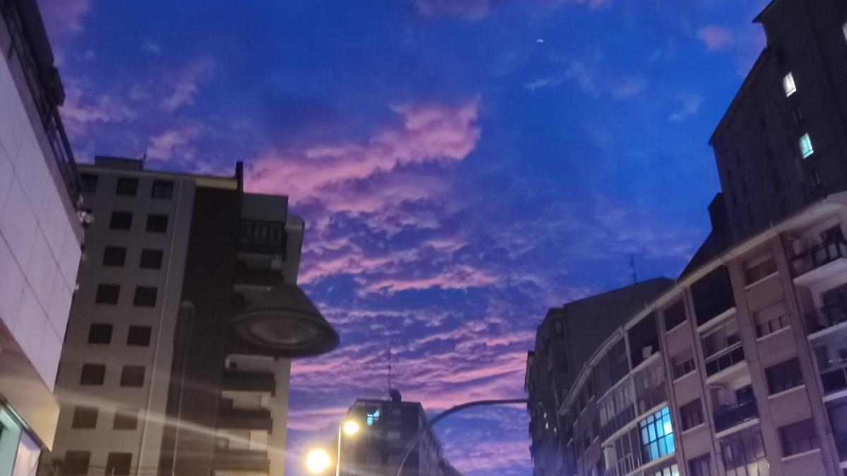 Amanecer único sobre Bizkaia por el candilazo.