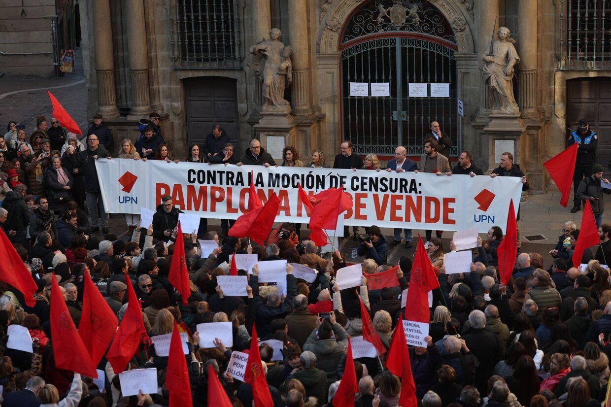 Imágenes de la concentración contra la moción de censura en Iruñea