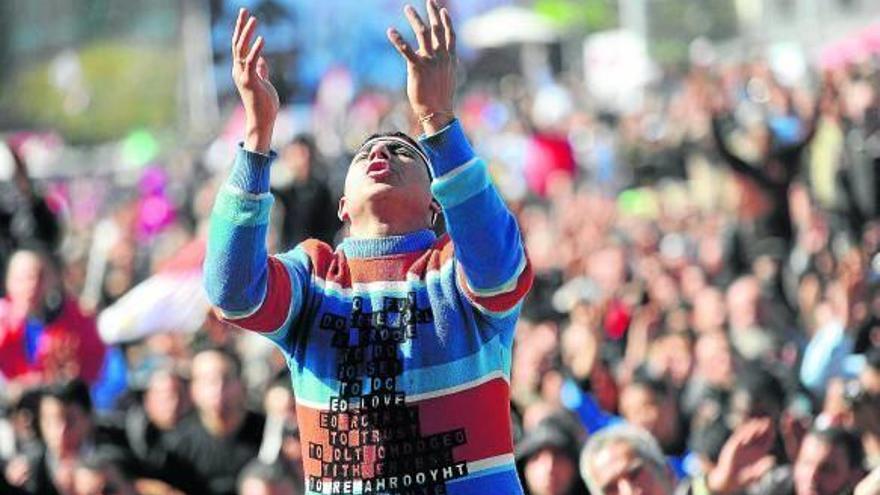 Un egipcio implora al cielo con sus manos en alto durante las manifestaciones en la plaza Tahrir.
