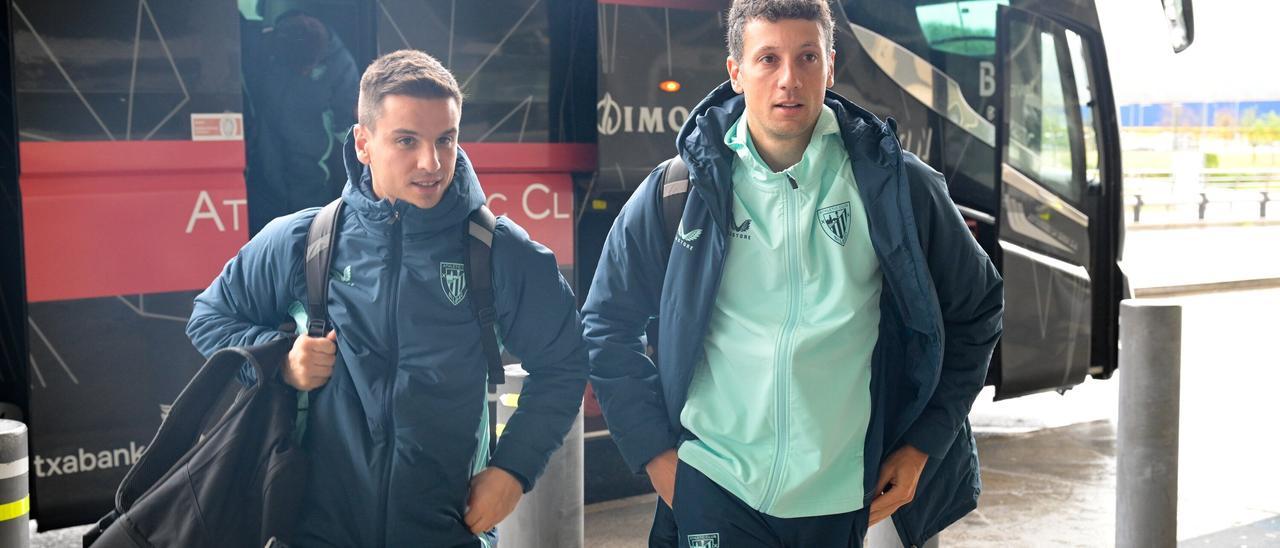 En imágenes: la expedición del Athletic pone rumbo a Praga