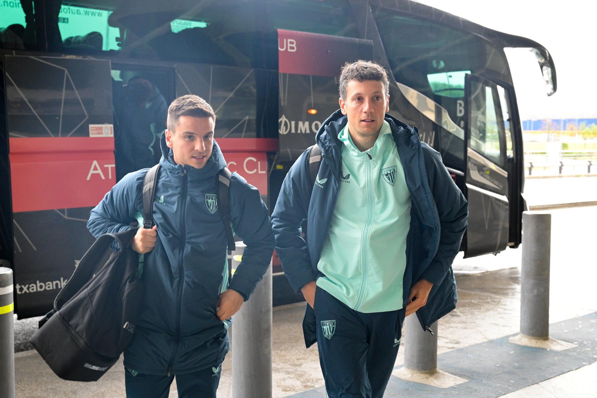 En imágenes: la expedición del Athletic pone rumbo a Praga