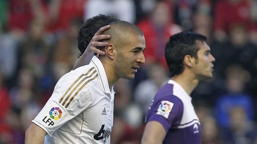 El delantero francés del Real Madrid Karim Benzema (2d) celebra el primer gol de su equipo durante el partido