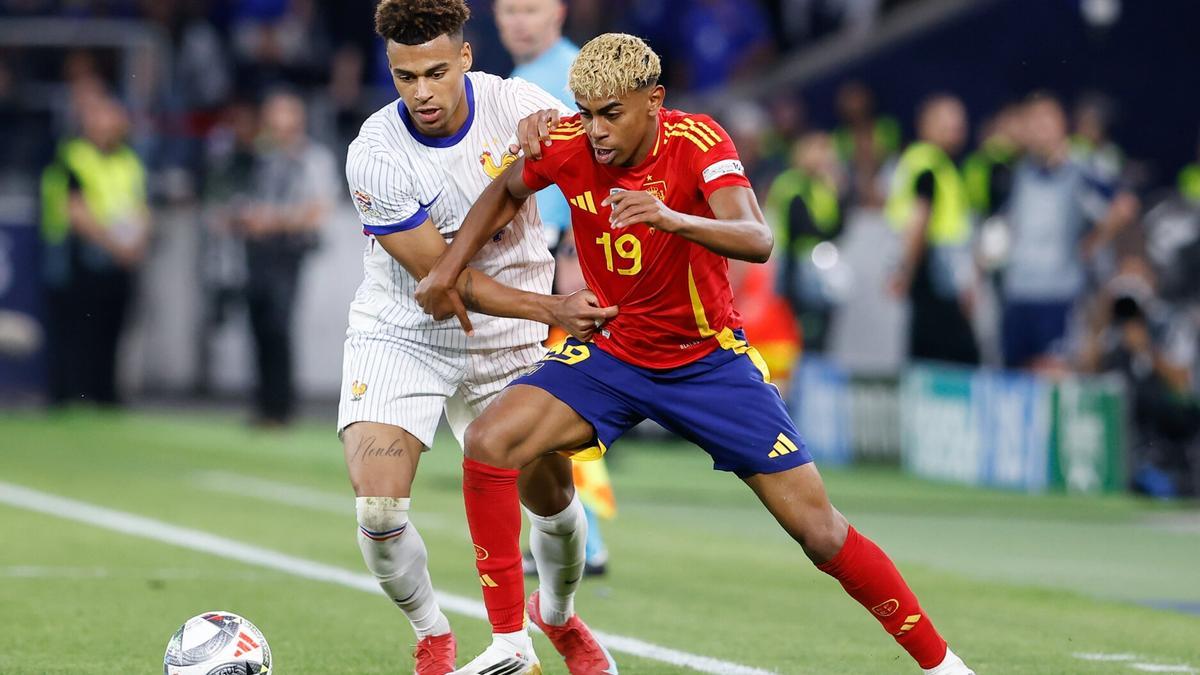 Desiré Doué y Lamine Yamal pugnan por el balón en la semifinal de la Liga de Naciones del jueves.