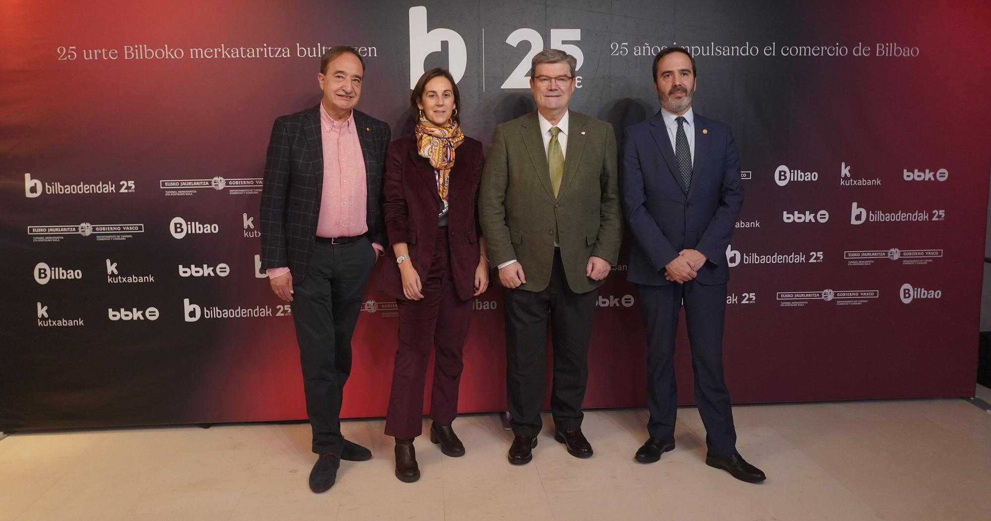 El presidente de Bilbao Dendak, Rafa Gardeazabal; la concejala Kontxi Claver; el alcalde de Bilbao, Juan Mari Aburto, y el consejero de Turismo, Comercio y Consumo, Javier Hurtado.