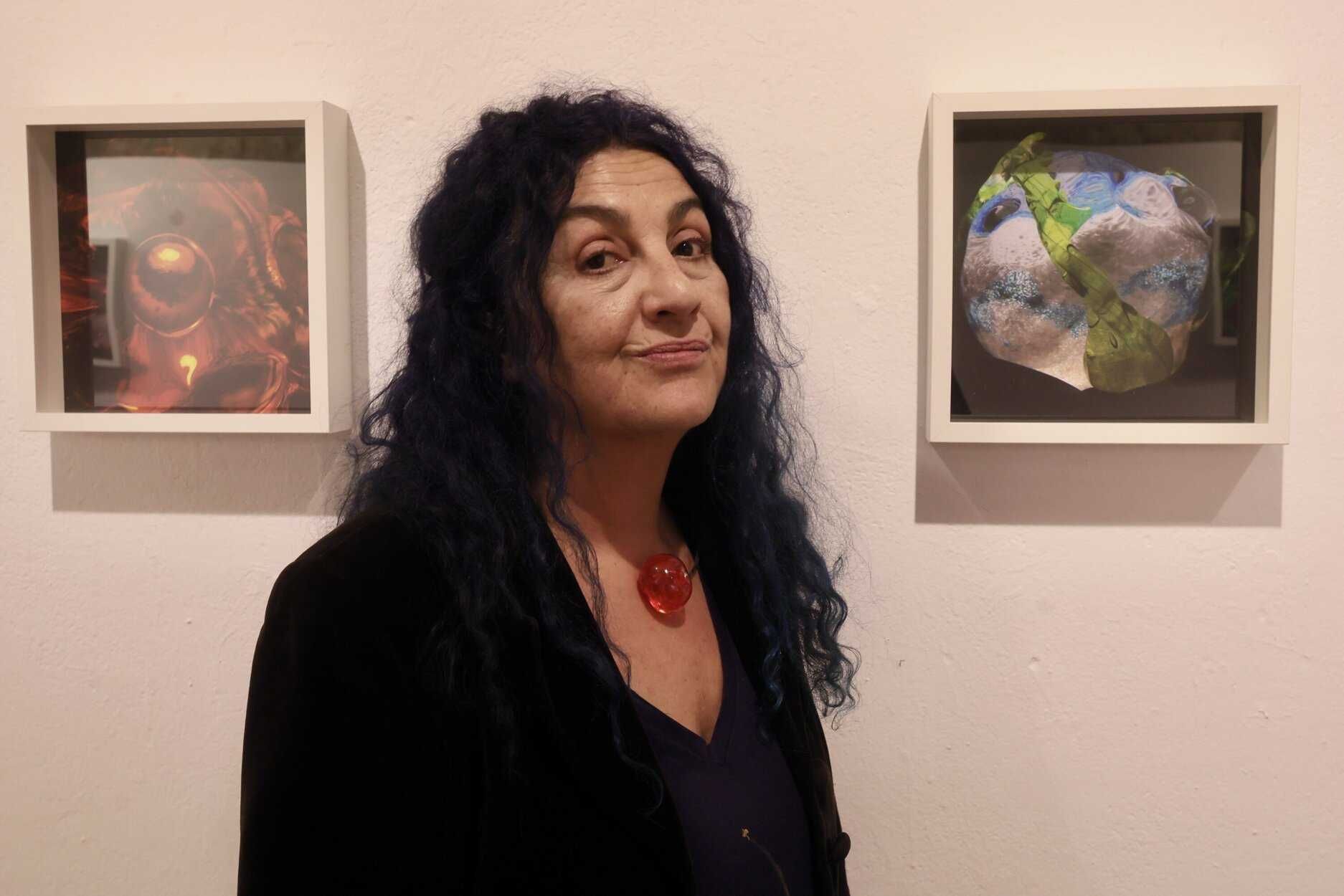 Quincoces junto a dos de las obras que se pueden ver en el espacio de la calle Correría