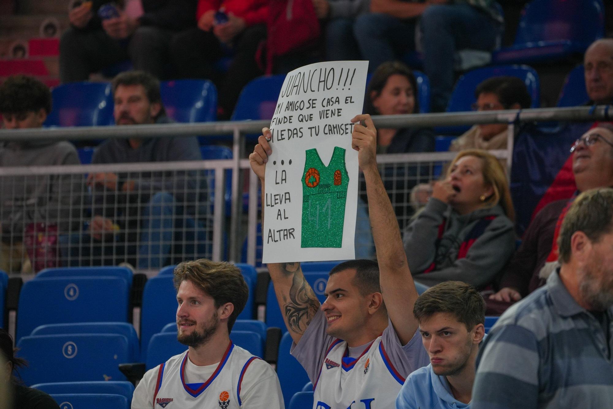 En imágenes: Ambientazo en el Baskonia-Panathinaikos (¡Búscate en las fotos!)