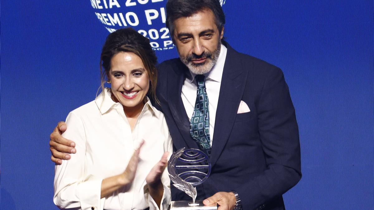 Juan del Val, ganador del Premio Planeta, junto a la finalista, Ángela Balza