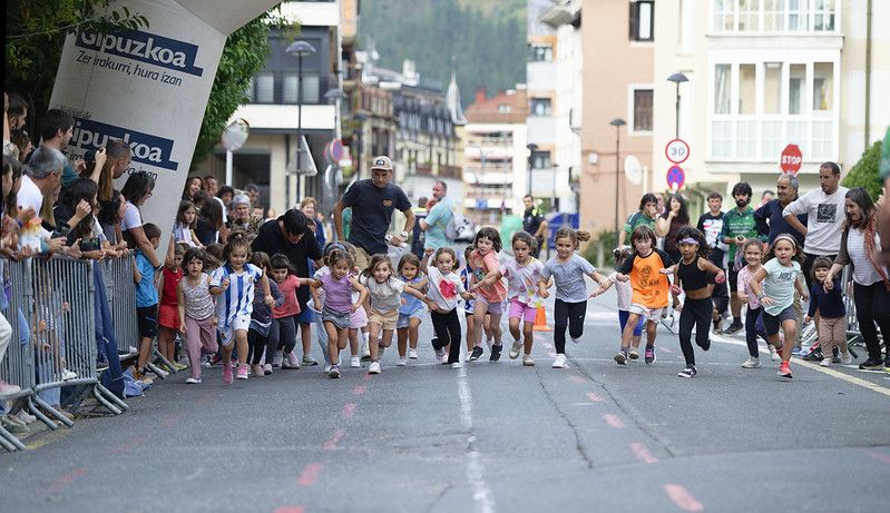 Castellers, gigantes y carrera popular en las Agorreko Santikutzak de Legazpi
