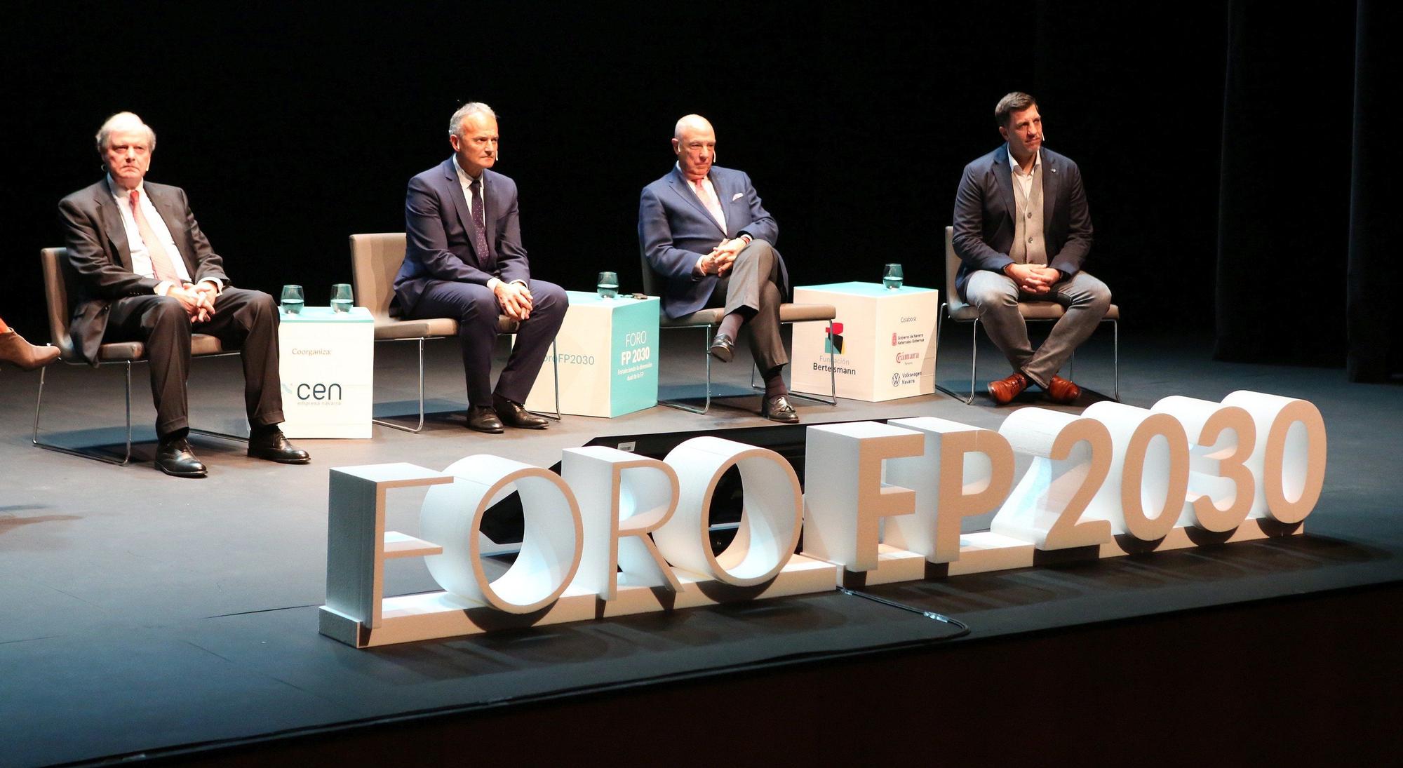 FOTOS | Momentos de tensión en la concentración de docentes de FP ante el Foro del Baluarte