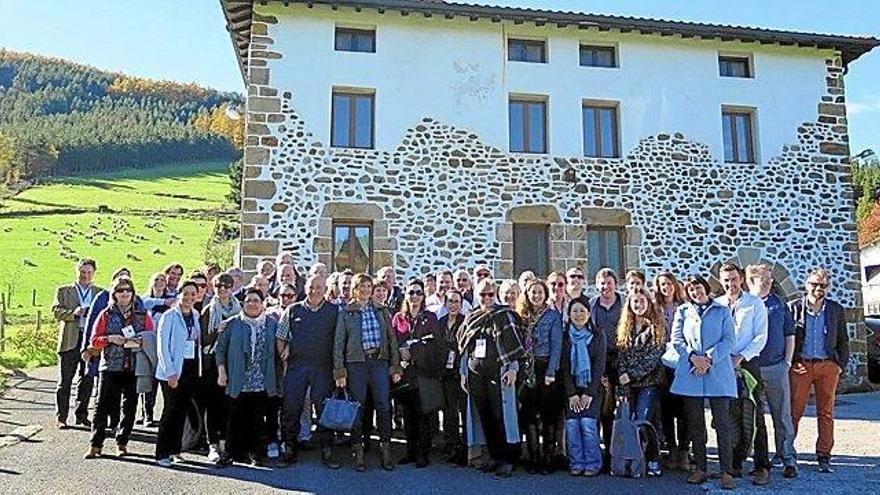 Los miembros del jurado, con Arantza Segurola, Juan Joxe Aranguren y Koldobike Olabide, delante del caserío Erraizabal.