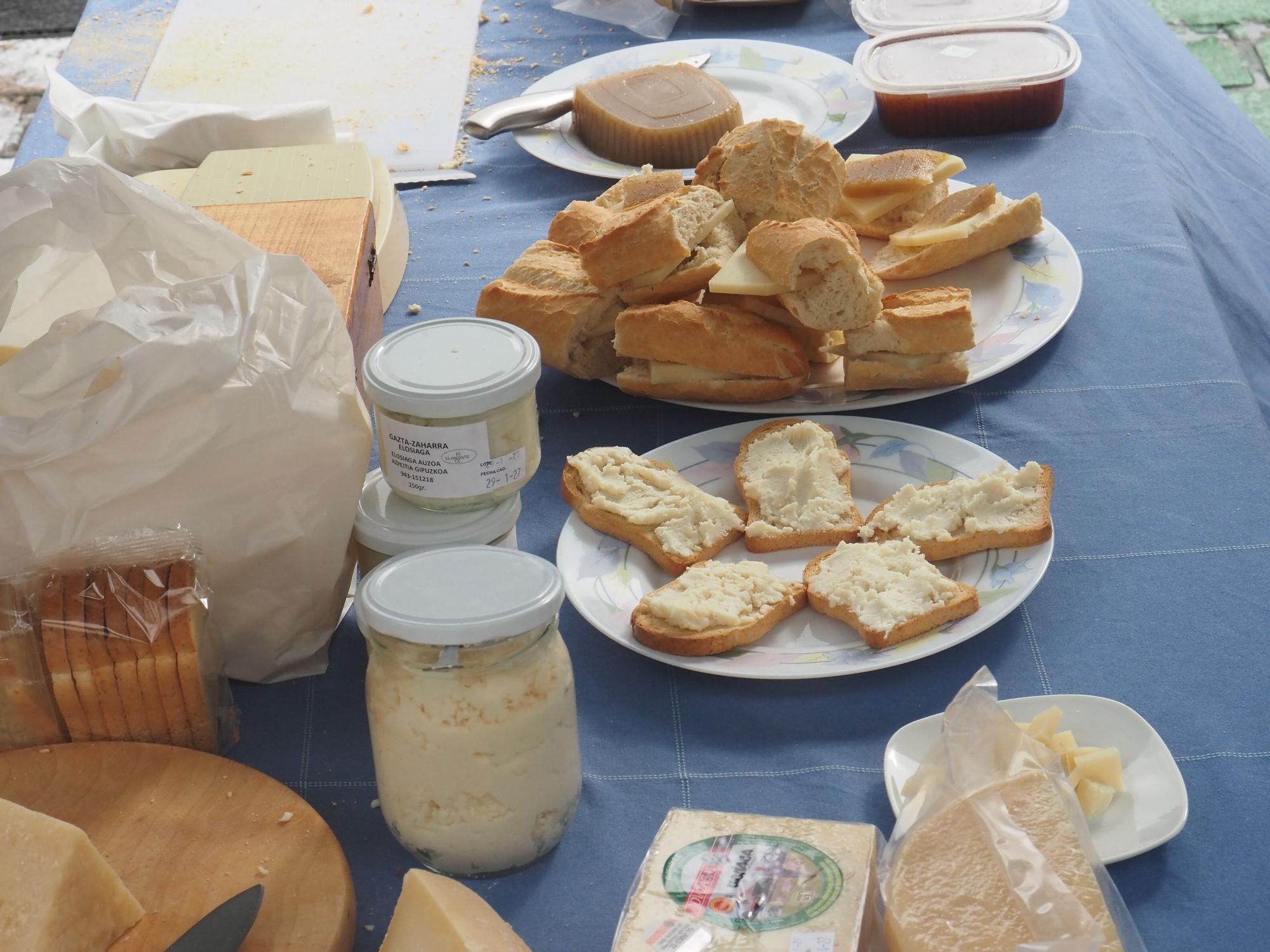 Vino y chorizo, fórmula imbatible contra el mal tiempo en Azpeitia