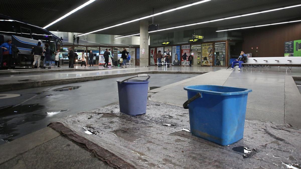 Cubos en la estación, en un problema que se repite cada invierno.