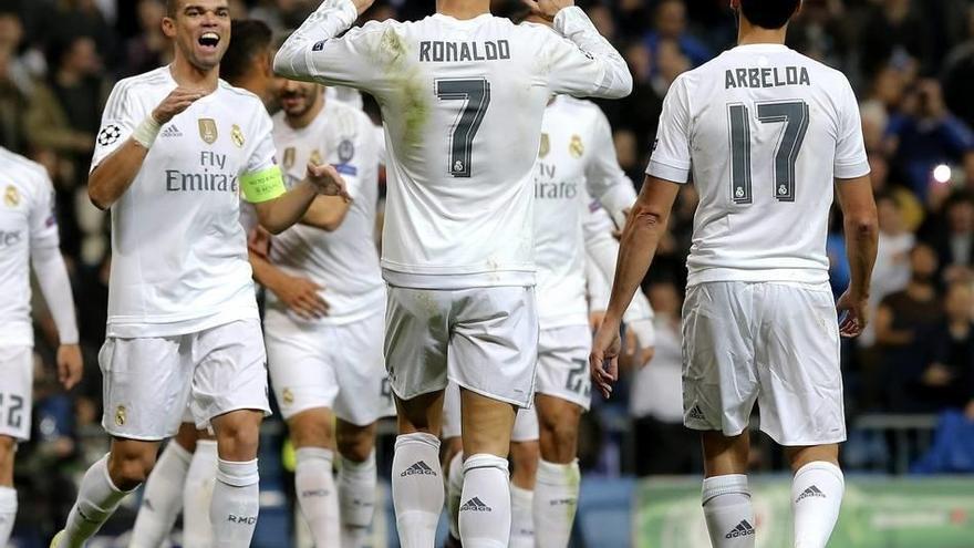 Cristiano Ronaldo y Karim Benzema divierten al Bernabéu