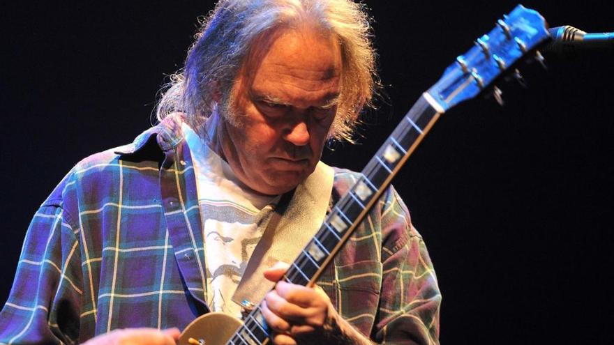 Neil Young retirará sus canciones de Spotify si no se elimina un pódcast antivacunas