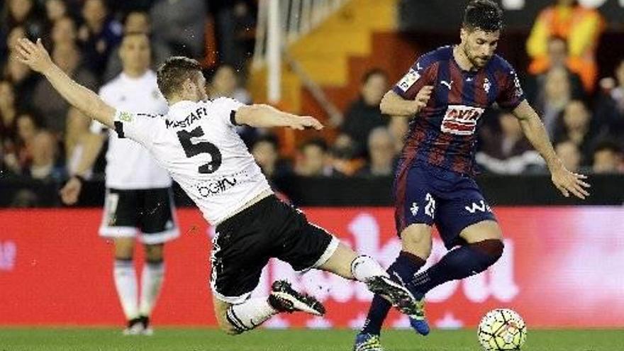 El Eibar, sin tensión, se deja llevar por el Valencia