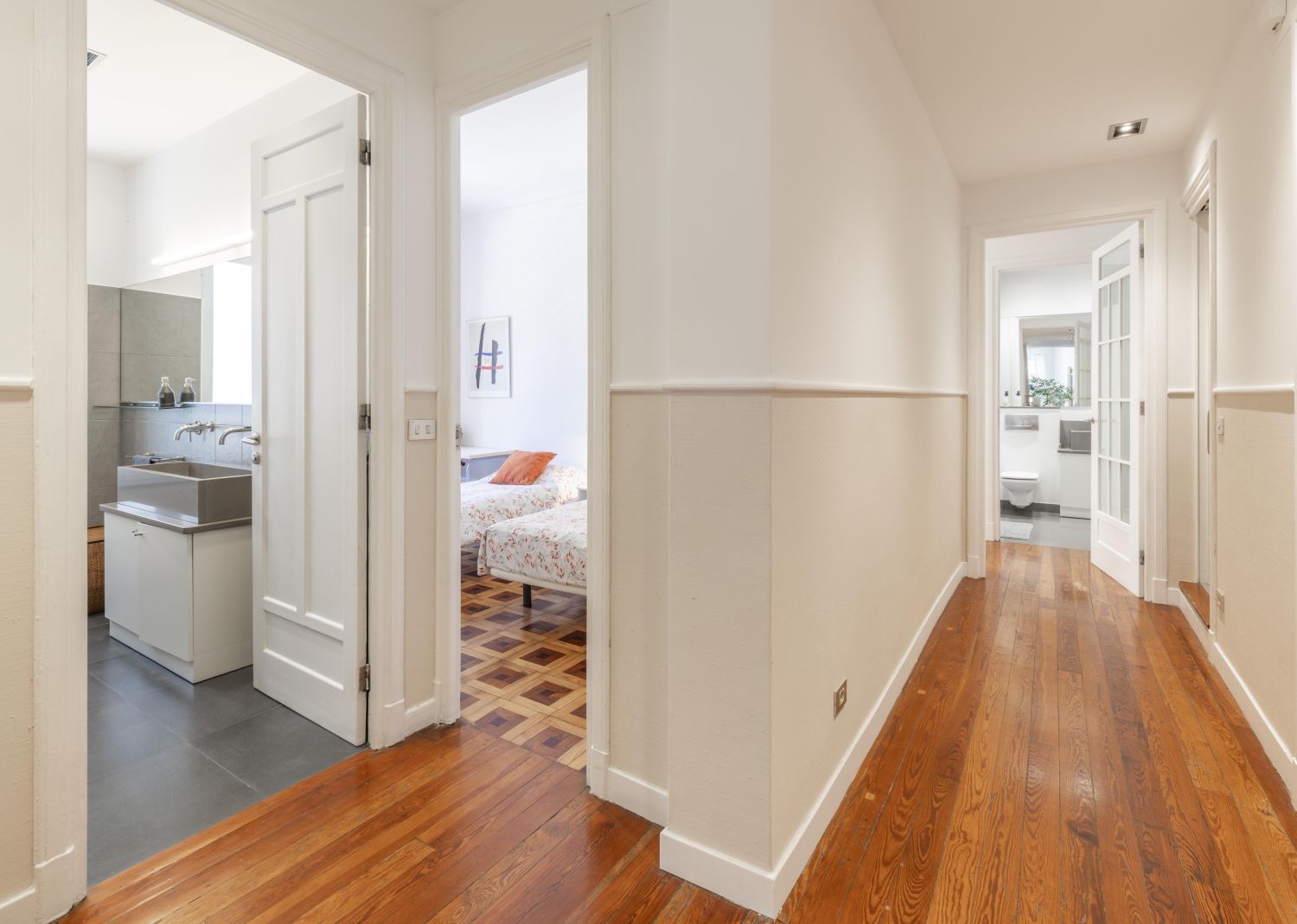 Magnífica propiedad en venta ubicada en un edificio señorial, situada en una de las zonas más elegantes del céntrico barrio de Gros