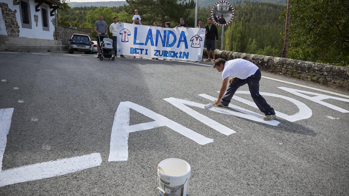 Un aficionado pintando en la carretera “Territorio Landa”.