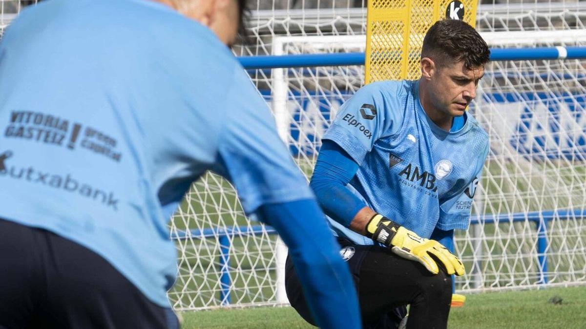 Raúl Fernández, en un entreno con el Alavés esta pretemporada