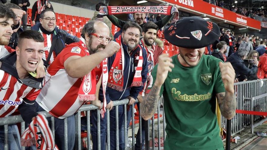 El jugador del Athletic, Unai Nuñez, celebra con los aficionados del Athletic su pase a la final de la Copa