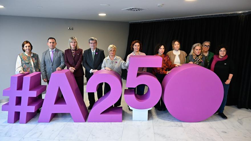 En imágenes: El Ayuntamiento de Bilbao conmemora el 25N con un acto simbólico en el Teatro Campos Elíseos