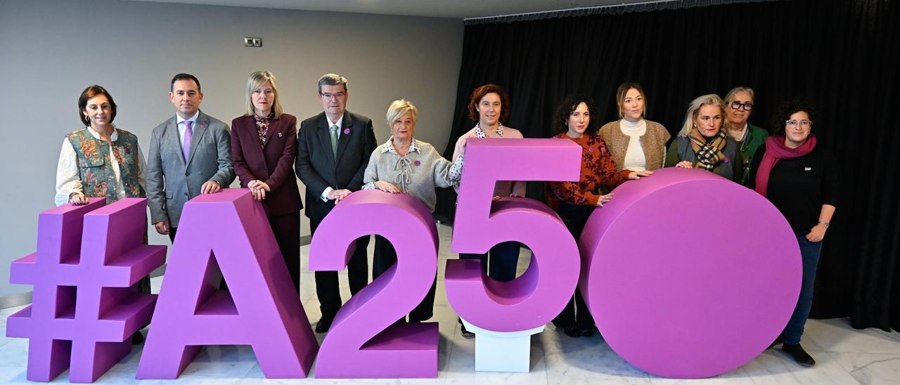 En imágenes: El Ayuntamiento de Bilbao conmemora el 25N con un acto simbólico en el Teatro Campos Elíseos