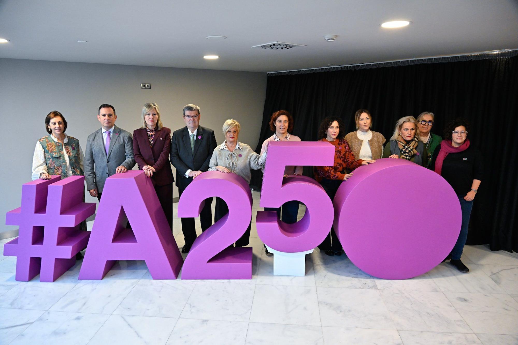 En imágenes: El Ayuntamiento de Bilbao conmemora el 25N con un acto simbólico en el Teatro Campos Elíseos