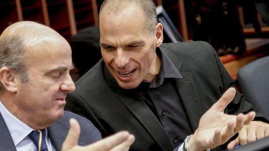 De Guindos dice que las reformas protegen a España del contagio de Grecia