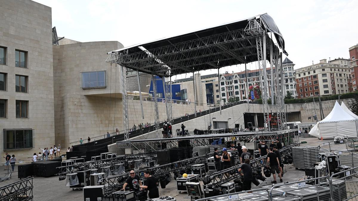 El escenario de Abandoibarra no llegó a tiempo para celebrar el concierto del 16 de agosto.