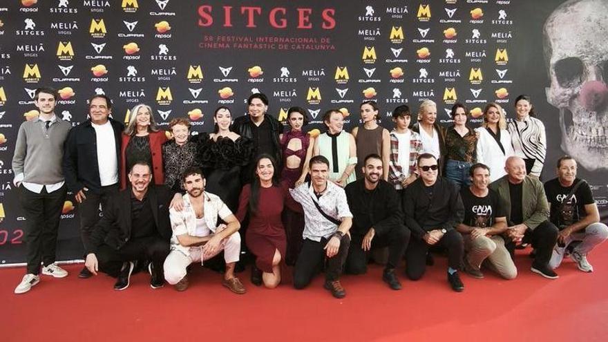 Paul Urkijo en Sitges rodeado del elenco de ‘Gaua’. Abajo con la protagonista Yune Nogueiras.  | FOTOS: FILMAX