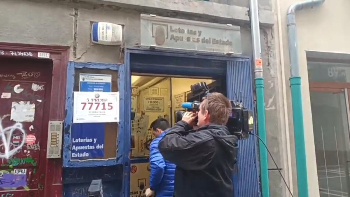 El 77.715, tercer quinto premio, colocado en la Calle Mayor de Pamplona.