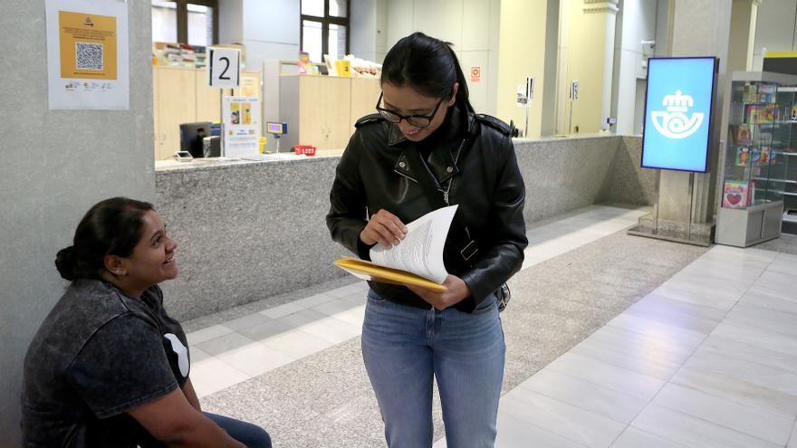 Acreditar la residencia con el bonobús o traducciones lejanas: las incógnitas del primer día de regularización