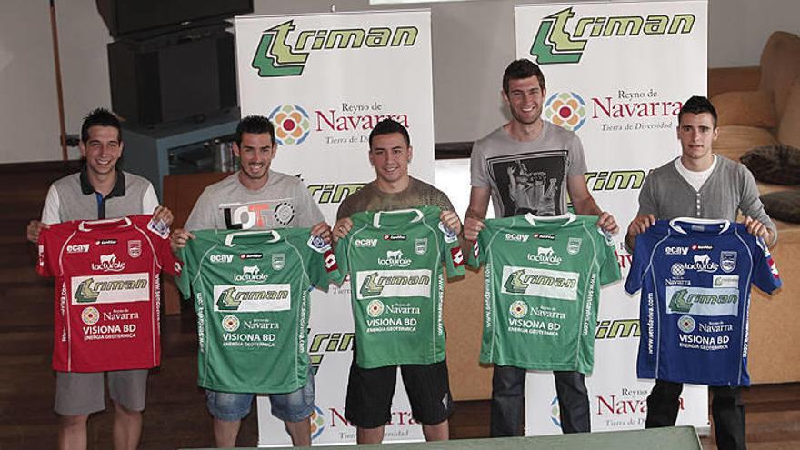 Jonathan, Mimi, Ximbinha, Juanra y Asier, posando en la presentación con las camisetas del Triman Navarra.
