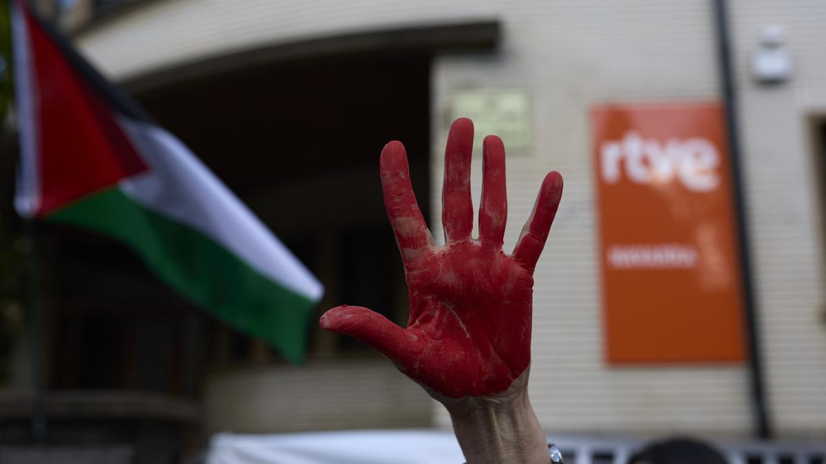 Concentración convocada por la plataforma Yala Nafarroa con Palestina, frente a la sede de RTVE, para censurar la participación de Israel en el festival de Eurovisión.