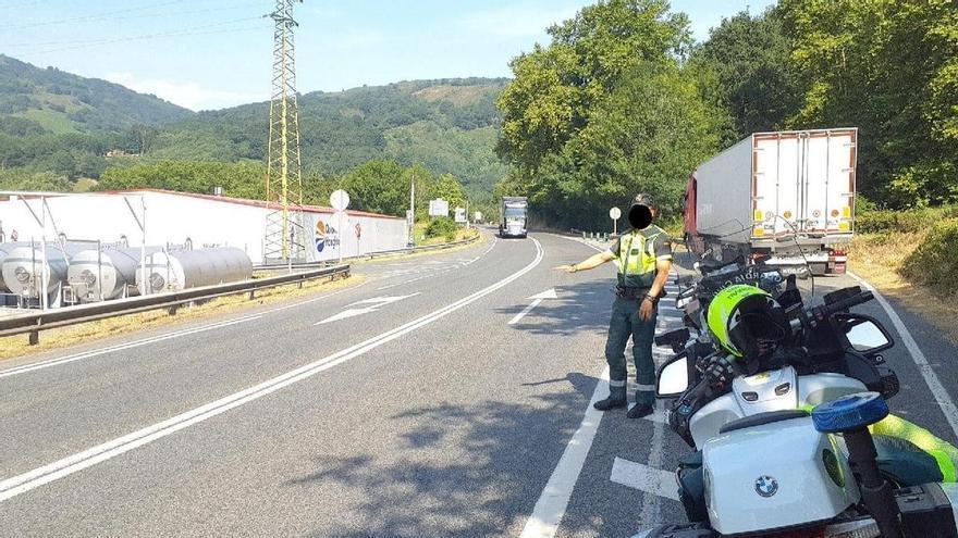 Trasladado un ciclista tras chocar con un hito y sufrir una caída en la N-121-A a la altura de Bera