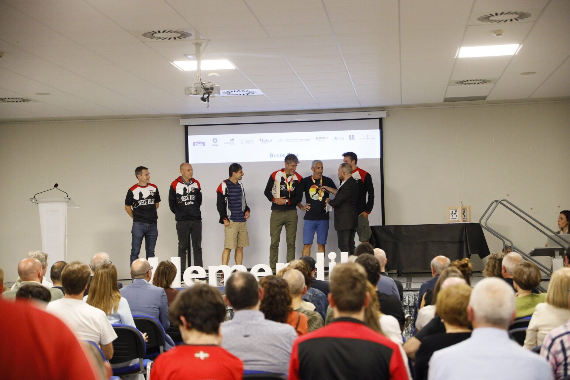 En imágenes: un canto a lo más cercano desde Derio en los DEIA Laboral Kutxa Hemendik Sariak