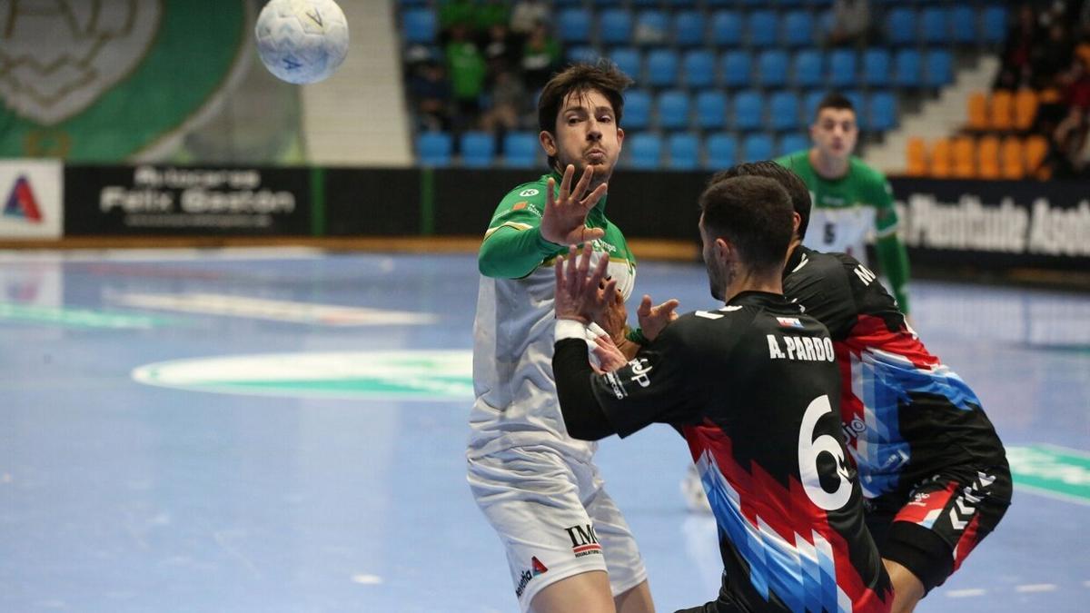 Julen Elustondo, en el partido del viernes ante el Sinfín, en el que vio la roja directa en la última acción.