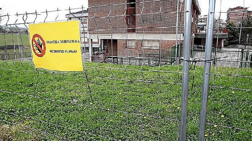 Una valla delimita terrenos contaminados por amianto en el barrio de Altza de Donostia.