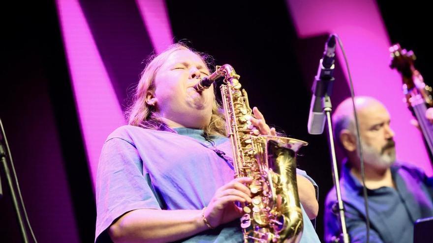 Sarah Hanahan deja su improvisada tarjeta de visita en el Festival de Jazz