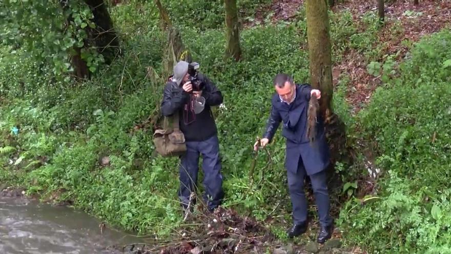 El líder del PP que tira basura al río mientras critica la contaminación del agua