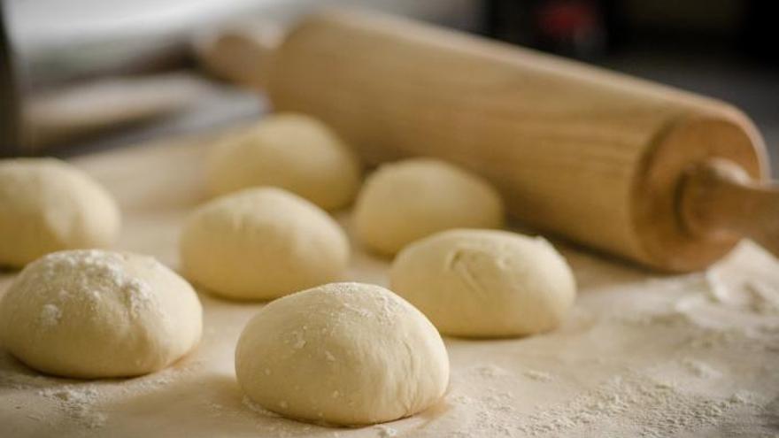 Masas de pizza antes de ser preparadas para hornear.