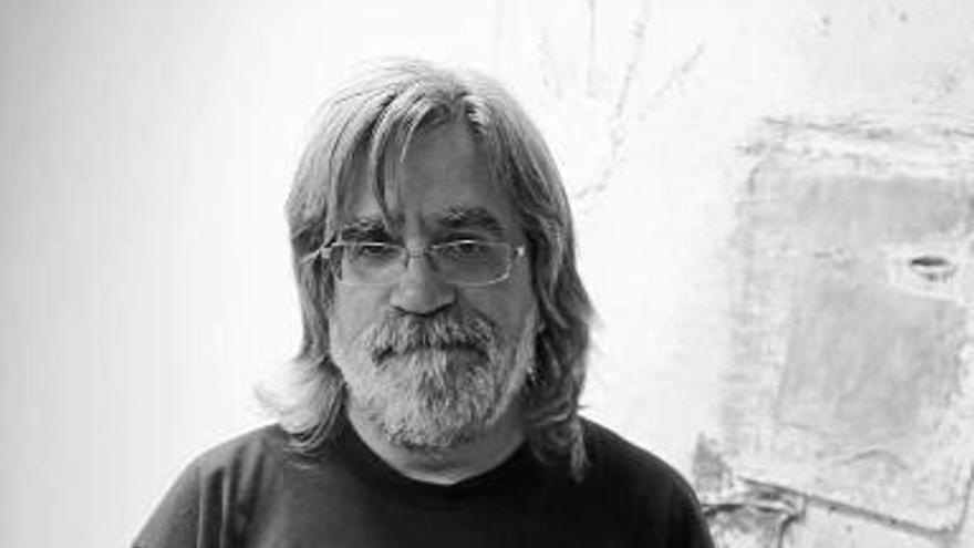 Jesús Mari Bea, con su nuevo libro en las manos.