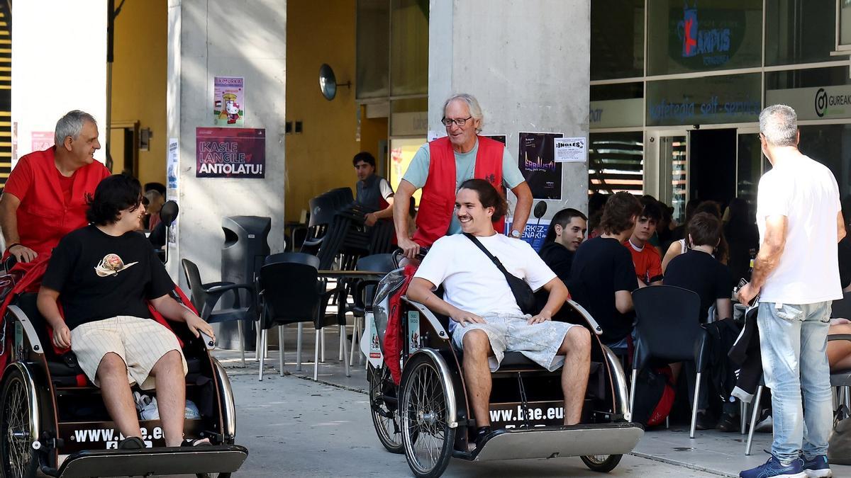 Boluntarioek gazteak paseatzen dituzte egokitutako trizikloetan Gipuzkoako campusean ospatutako jardunaldi inklusibo batean, irisgarritasuna eta elkarbizitza sustatuz.