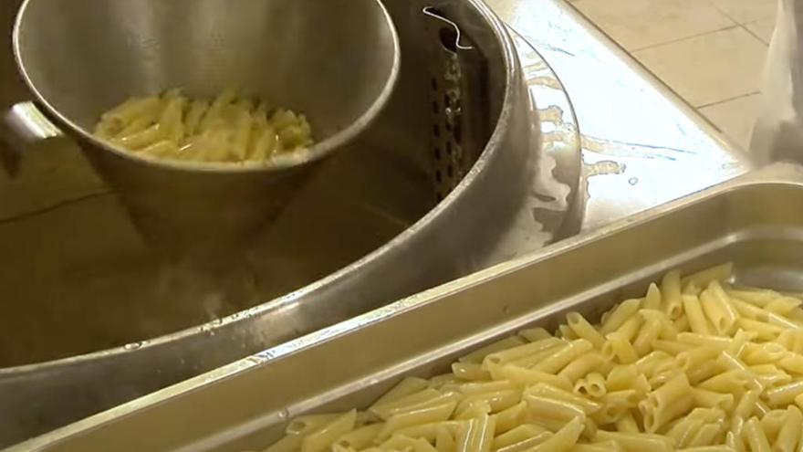 Imagen de detalle de la preparación de un menú